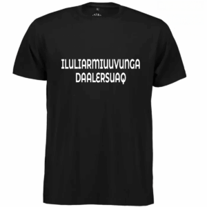 T-shirt med teksten ‘Iluliarmiuuvunga – Daalersuaq’, som betyder ‘Jeg er fra Ilulissat – jeg er sej’.