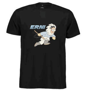 Sort T-shirt med teksten ‘Erni’ (betyder ‘sønnen’) og illustration af ung grønlandsk mand med harpun og traditionelle snebriller, tegnet af Kunuk Platou.