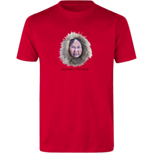 Arnarulunnguaq T-shirt – Hyldestmotiv af Kunuk Platou Rød T-shirt med illustration af Arnarulunnguaq, grønlandsk kvinde fra 5. Thule-ekspedition, tegnet af Kunuk Platou.