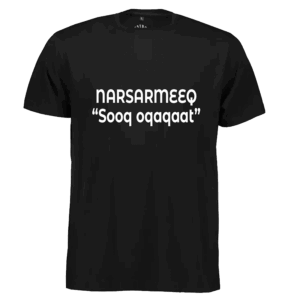 T-shirt med teksten ‘Narsarmeeq – Sooq oqaqaat’, som betyder ‘Jeg er fra Narsaq – behøver du at sige det?’