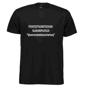 T-shirt med teksten ‘Maniitsormioorsuaarpunga – Qoororalakkoortartoq’, som betyder ‘Jeg er fra Maniitsoq – en der går gennem byens dal’.