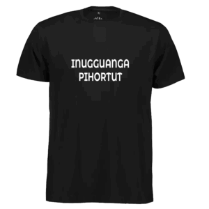 T-shirt med teksten ‘Inugguanga pihortut’, som betyder ‘Jeg er selvfølgelig fra Avanersuaq / Thule-området’.