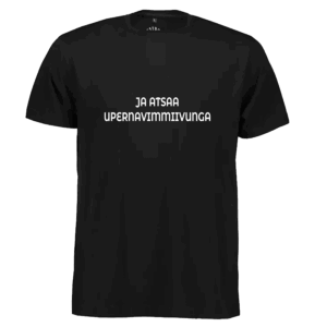 T-shirt med teksten ‘Ja atsaa – Upernavimmiivunga’, grønlandsk talemåde og statement om at være fra Upernavik.